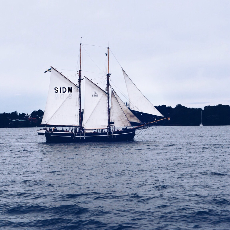 Segelboot auf den Schäreninseln in Schweden