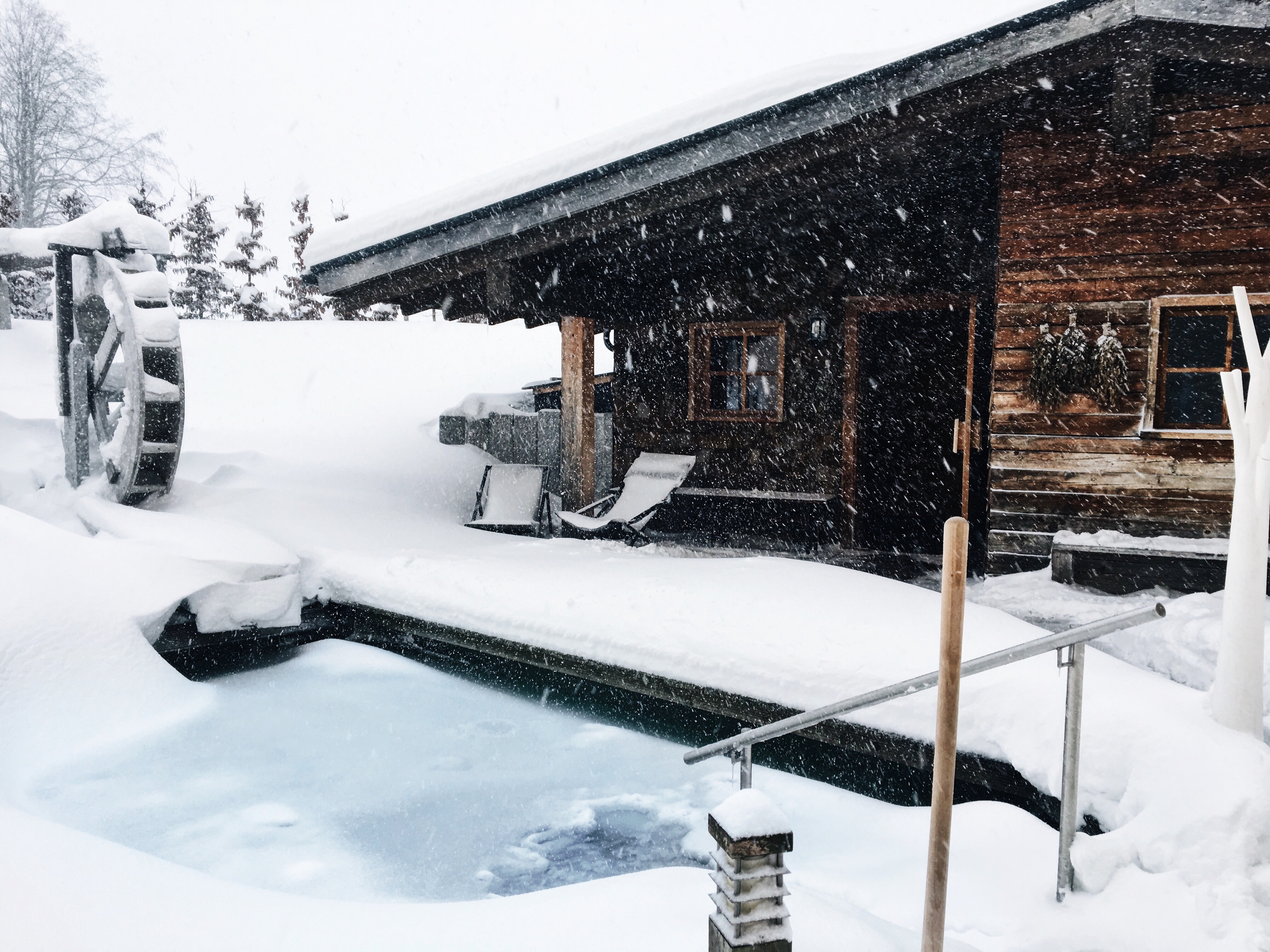 Winter Urlaub Kurztrip Wellness Hotel Hotel in den Bergen Pool Infinity pool Winter Sauna Blockhütte
