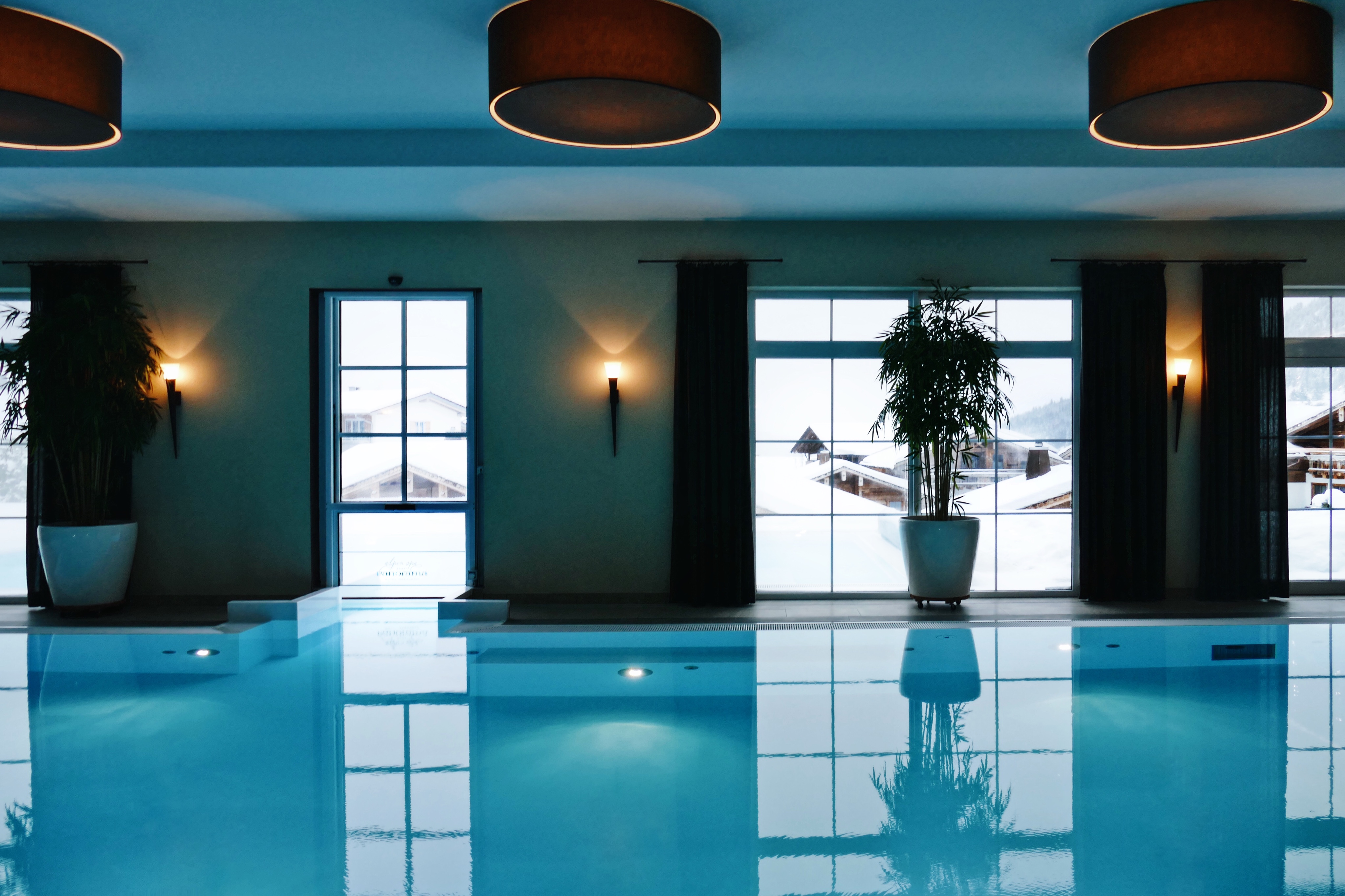 Winter Urlaub Kurztrip Wellness Hotel Hotel in den Bergen Pool Infinity pool Winter Sauna Blockhütte Pool Schnee drinnen Hotel